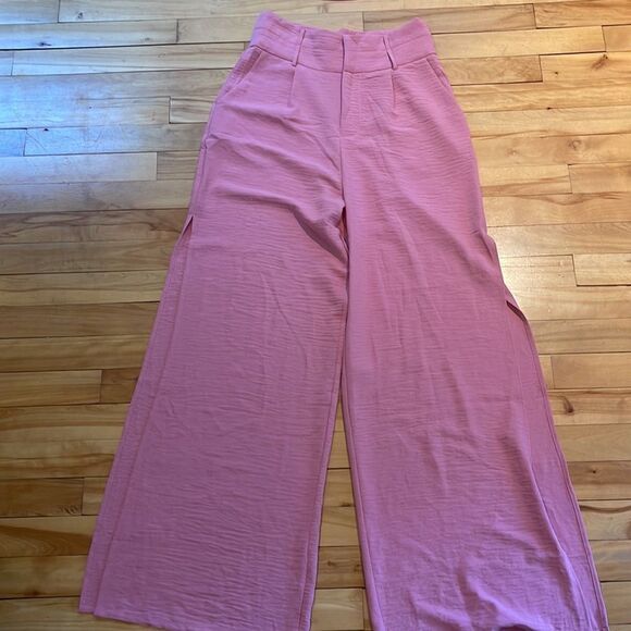 Glamaker pink 2-piece “jumpsuit”. Wide leg high split pants. Draped ruffle top. - Picture 3 of 9